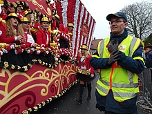 THW half bei der Sicherung des Karnevalumzugs. Foto THW