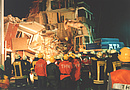 Gasexplosion im November 2000 - beginnende und letzte Arbeiten am Trümmerkegel. Foto THW