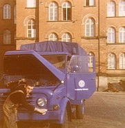 1966 Fahrzeugpflege vor der Unterkunft in der Schulstraße. Foto THW