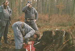 1986 Dezember - Sprengübung des Ortsverbands (v.l.n..r. stehend: Reinhard Schmidt und Georg (Schorse) Krüger / bei der Arbeit: Gerd (Gefi) Fiebig). Foto THW